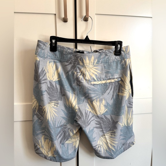 Travis Mathew Palm Beach Swim Shorts Board Shorts Men’s Size 32 Waist Gray Beach - Picture 2 of 4